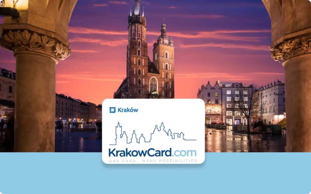 KrakowCard przed Bazyliką Mariacką w Krakowie o zachodzie słońca. KrakowCard.com: Jedna karta, wiele możliwości.